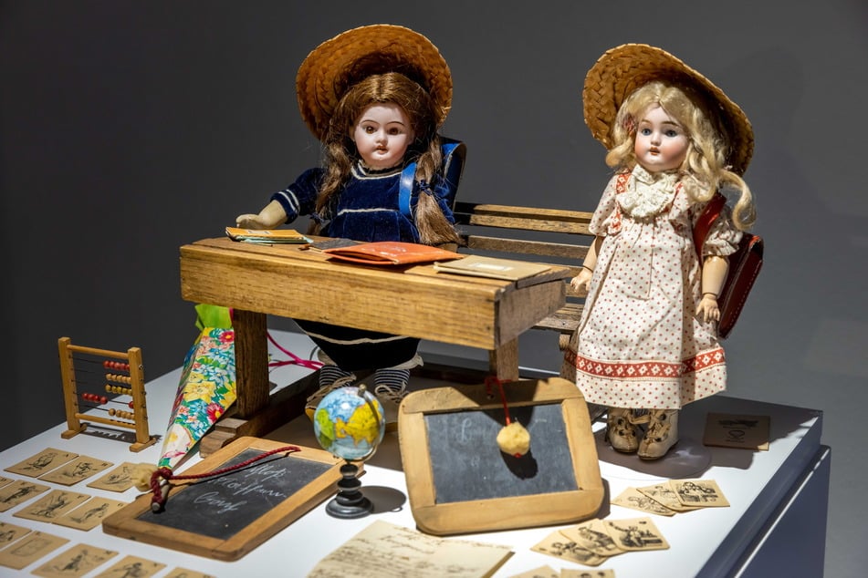 Mit Schiefertafel und Zuckertüte: Um 1900 mussten auch Puppen in die Schule gehen.