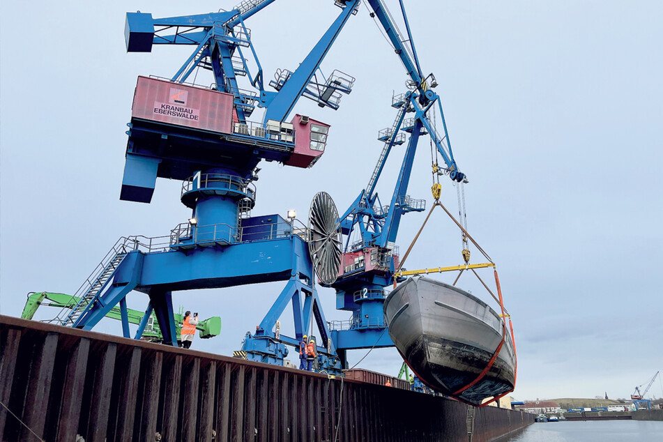 Mit zwei Kränen wurde das 80 Tonnen schwere Boot aus dem Hafenbecken gehoben.