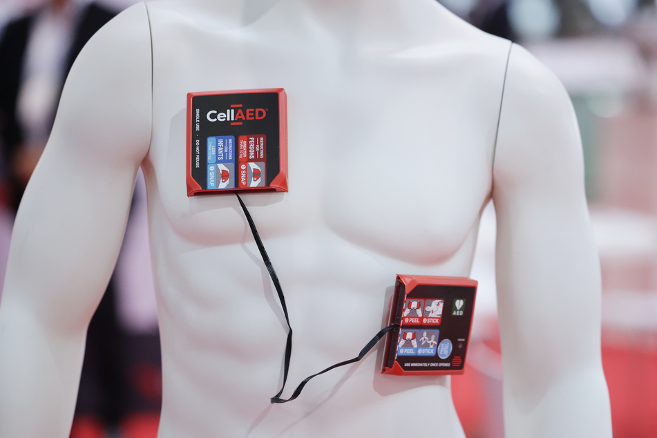 Auch ein Mini-Defibrillator könnte künftig Leben retten.