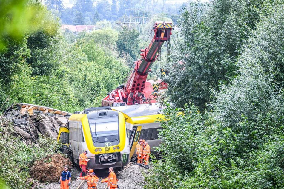 Bei dem Unfall während eines Unwetters am 27. Juli starben drei Menschen, Dutzende wurden verletzt.