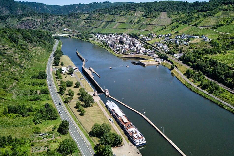 Ölteppich auf der Mosel, Schiff mit 124 Passagieren hängt an Schleuse fest