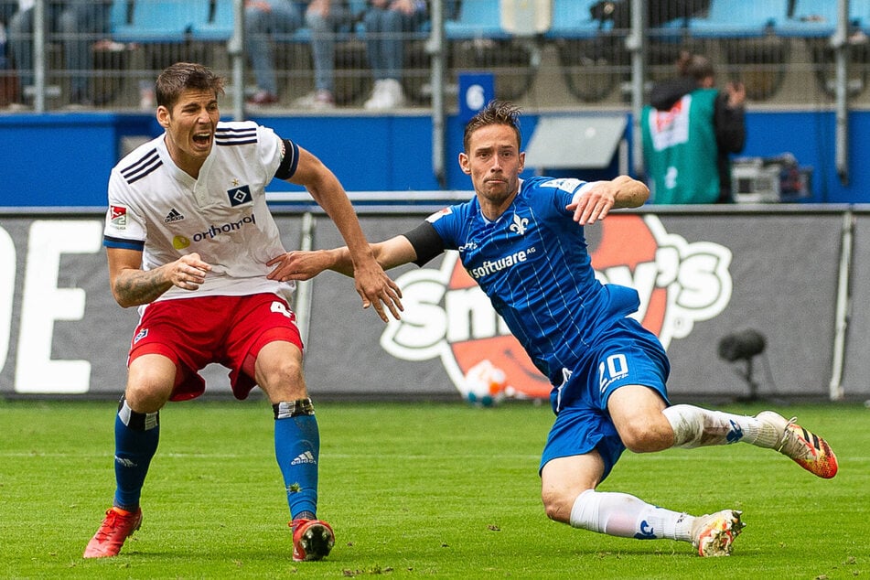Jannik Müller (27, r., hier gegen den Hamburger Maximilian Rohr, 26) kam im Sommer aus der Slowakei nach Darmstadt.