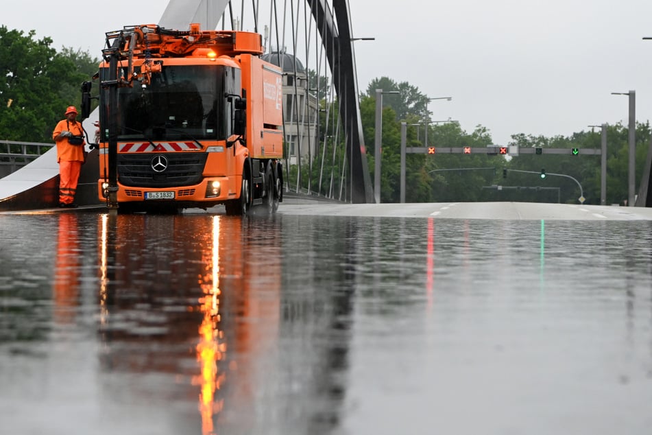 Berlin: Heerstraße durch Unwetter überschwemmt: Langer Stau in Spandau