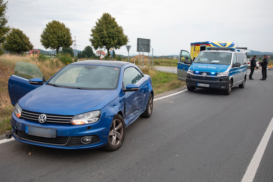 Der Fahrer (42) des VW Eos musste verletzt ins Krankenhaus gebracht werden.