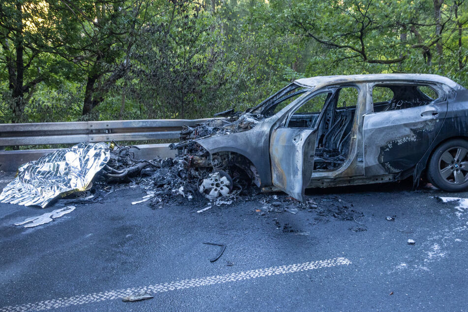 Die Insassen des BMW hatten sich nach dem Unfall auf der Staatsstraße selbst aus dem Auto retten können.