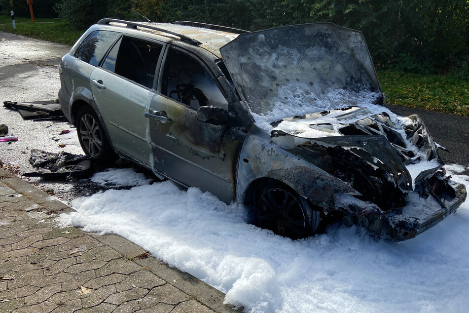Auto fängt auf dem Weg zur Hochzeit Feuer: Insassen rettet sich in letzter Sekunde