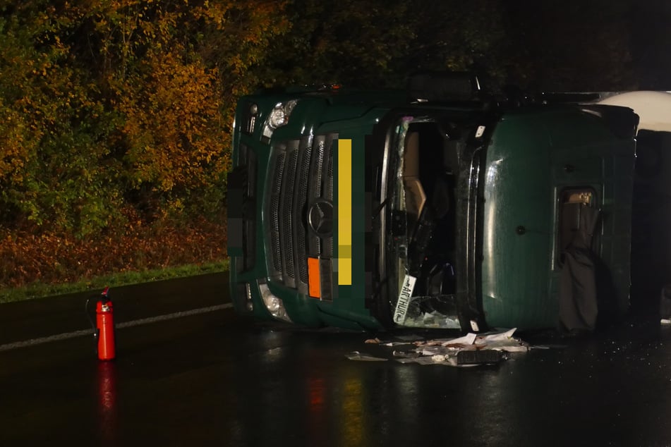 Auf der A565 ist zu einem Unfall gekommen, bei dem ein Gefahrgut-Lkw beteiligt gewesen ist.