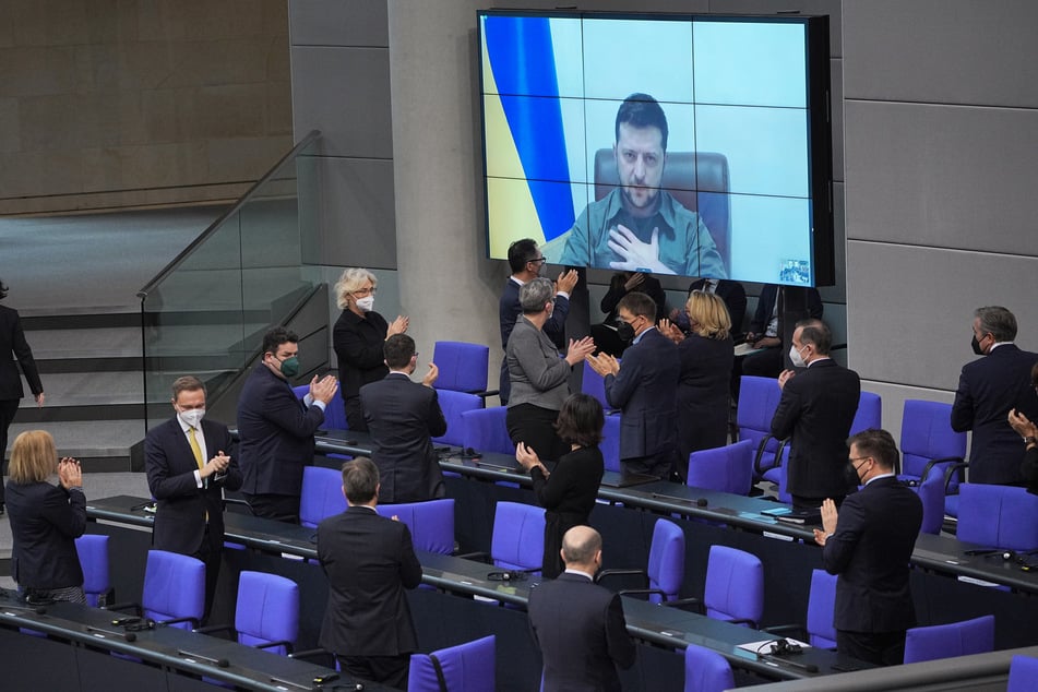 Selenskyj sprach drei Wochen nach Kriegsbeginn, am 17. März 2022, per Live-Schalte vor dem Bundestag. (Archivbild)