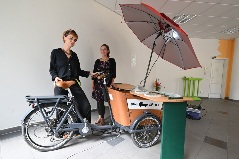 Die "smac"-Mitarbeiterinnen Christina Klein (34, l.) und Jutta Boehme (51) können Mitmach-Angebote des Museums künftig per Lastenfahrrad zu Events transportieren.