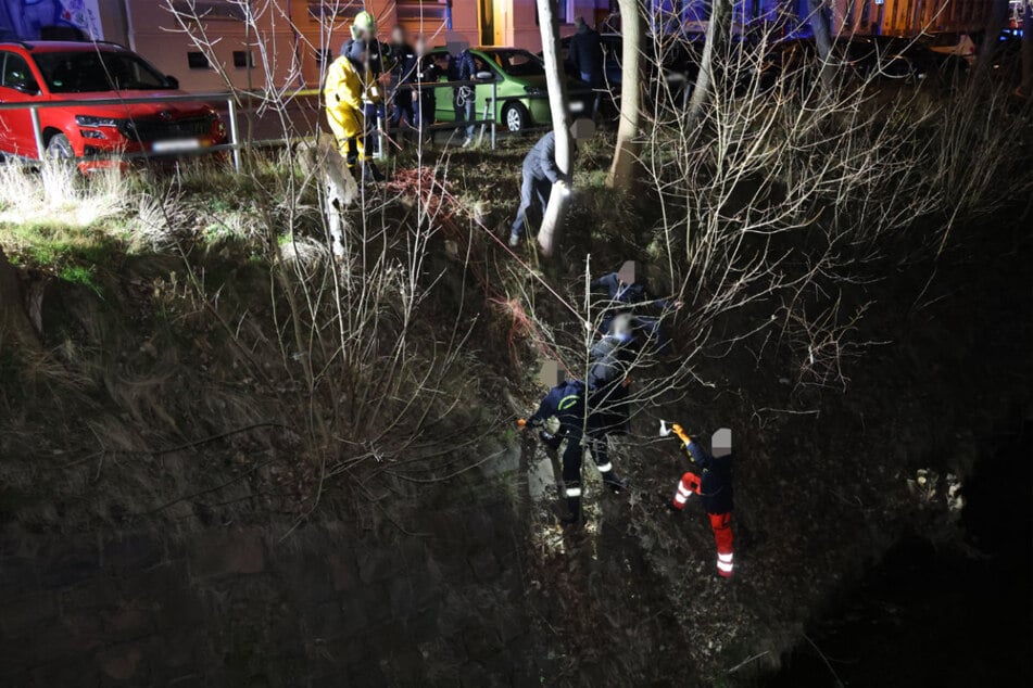 Eine Frau stürzte eine Böschung an der Hauboldstraße hinab in die Chemnitz.