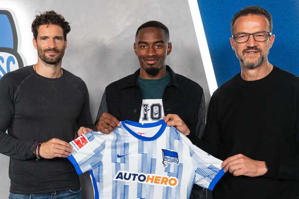 Hertha-Sportdirektor Arne Friedrich (42, l.) und Manager Fredi Bobic (49, r.) präsentieren Neuzugang Myziane Maolida (22).