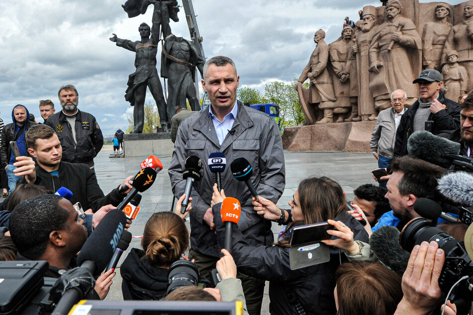 Kiews Bürgermeister Vitali Klitschko (50) gibt Reportern vor Ort Auskunft.