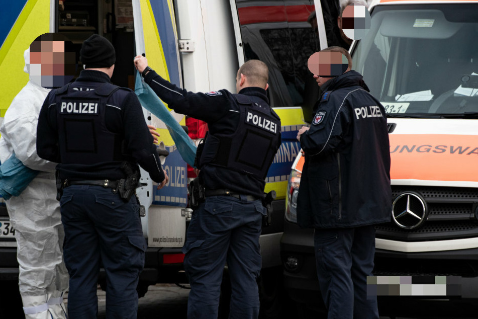 Einsatzkräfte der Polizei stehen an einem Tatort. (Symbolbild)