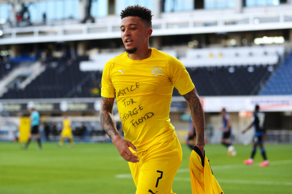 Jadon Sancho traf dreifach für den BVB und setzte mit seinem Jubel ein Statement: "Justice for George Floyd" steht auch auf seinem Shirt.