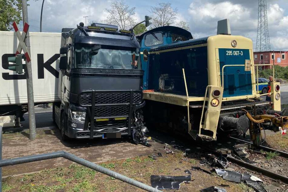 Der Lastwagen und der Güterzug standen nach dem Unfall parallel zueinander.