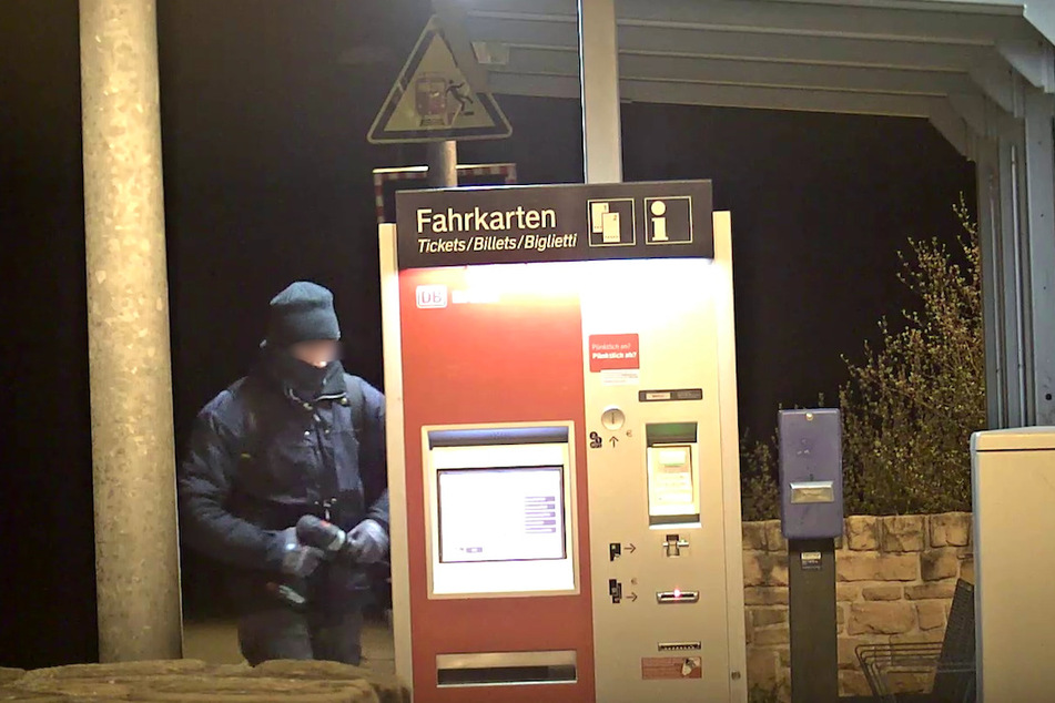 Eine Kamera zeichnete den Mann bei seiner Tat am Fahrkartenautomaten auf.