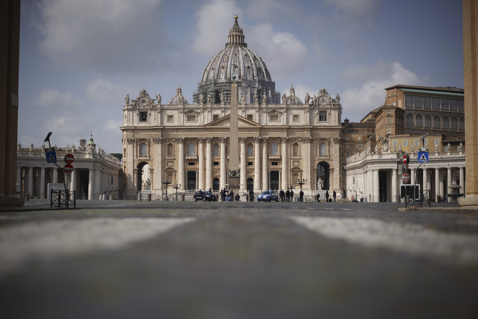 Polizeiautos und Beamte patrouillieren auf einem leeren Petersplatz während des Angelusgebetes von Papst Franziskus. Der Papst unterstützt den Aufruf des UNO-Chefs zu einem Waffenstillstand in allen Konfliktregionen der Welt, um die Ausbreitung des Coronavirus zu verlangsamen.
