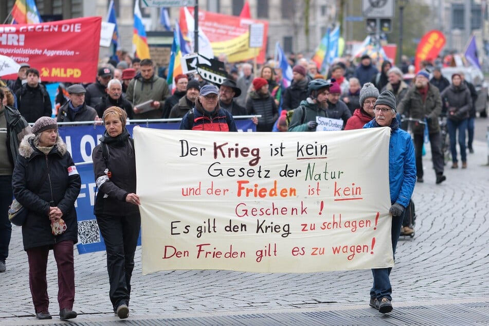 "Legt den Leo an die Kette": Demonstranten in Leipzig fordern Waffenstillstand in der Ukraine