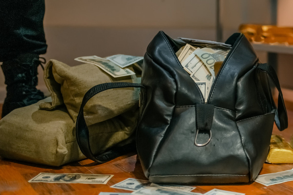 Die Polizei entdeckte im Gepäck eines 39 Jahre alten Mannes eine hohe Summe Bargeld. Jetzt wird ermittelt. (Symbolbild)