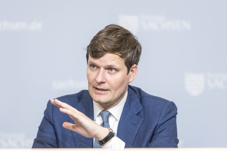 Kultusminister Conrad Clemens (43, CDU) spricht von einem "ungeheuerlichen Vorgang".