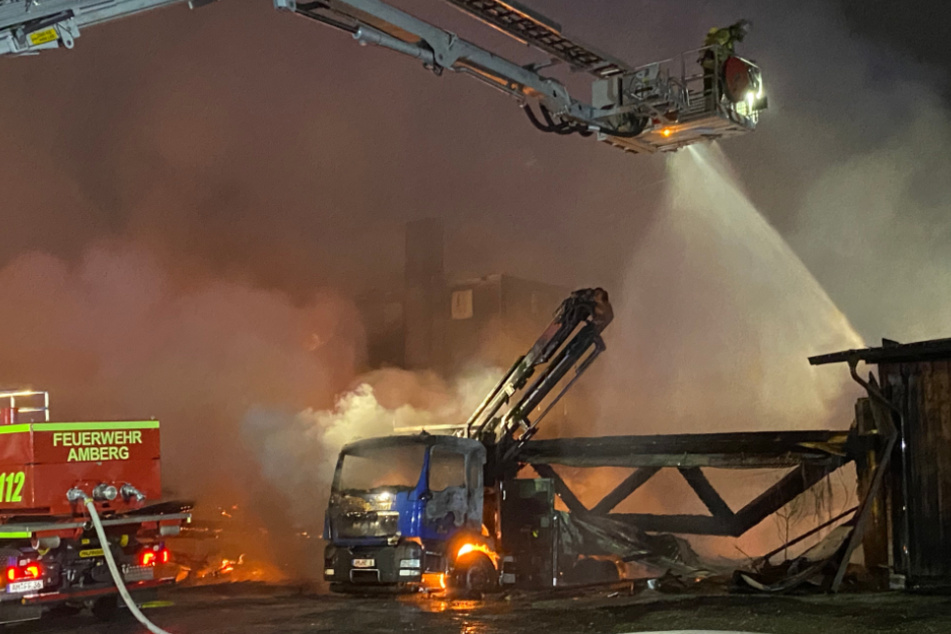 Die Feuerwehr ist mit einem Großaufgebot im Einsatz.