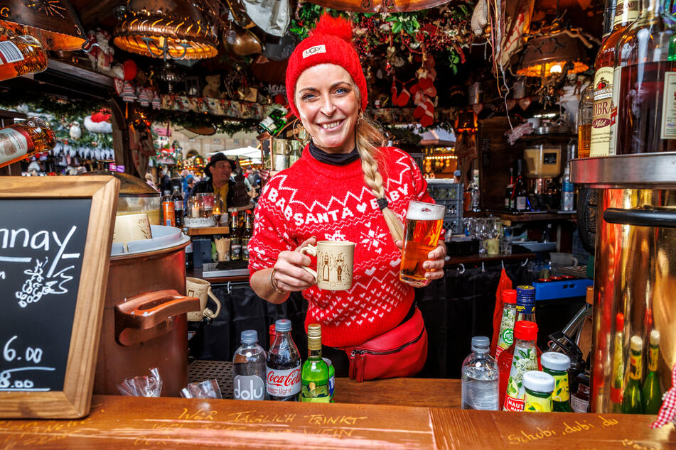 Bei Daniela Schäfer (47) geht an der Striezelbar bei 15 Grad einfach mehr Bier über den Tresen.