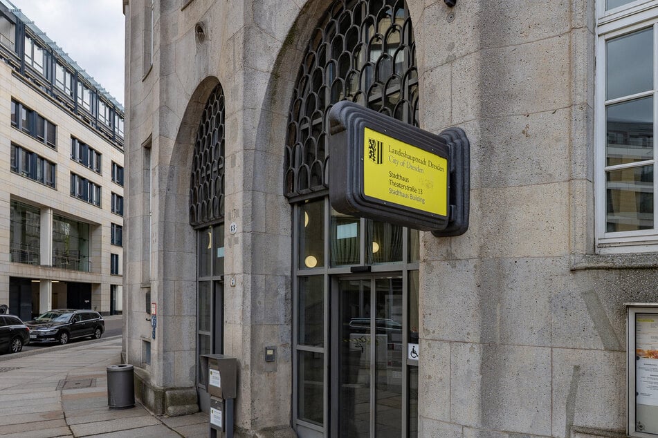 Noch sitzt die Ausländerbehörde an der Theaterstraße, in wenigen Tagen zieht sie an die Lingnerallee.