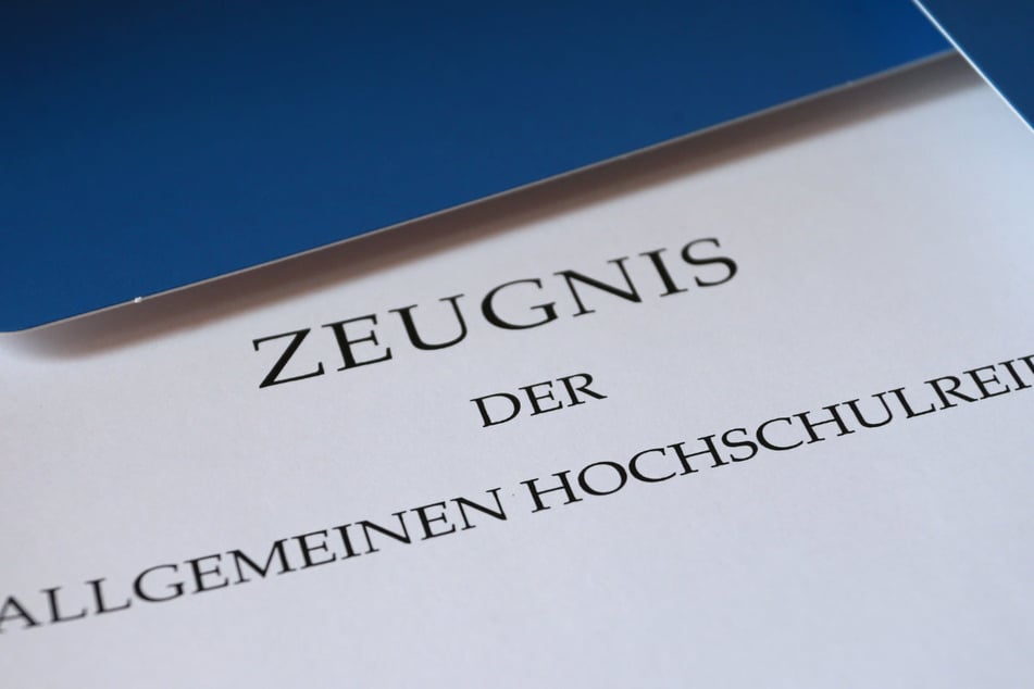 Zeugnisübergaben sind bekanntlich meist alles andere als kurzweilig. Jetzt sollen laut CSU drei Hymnen – anders als bislang – verpflichtend gespielt werden.