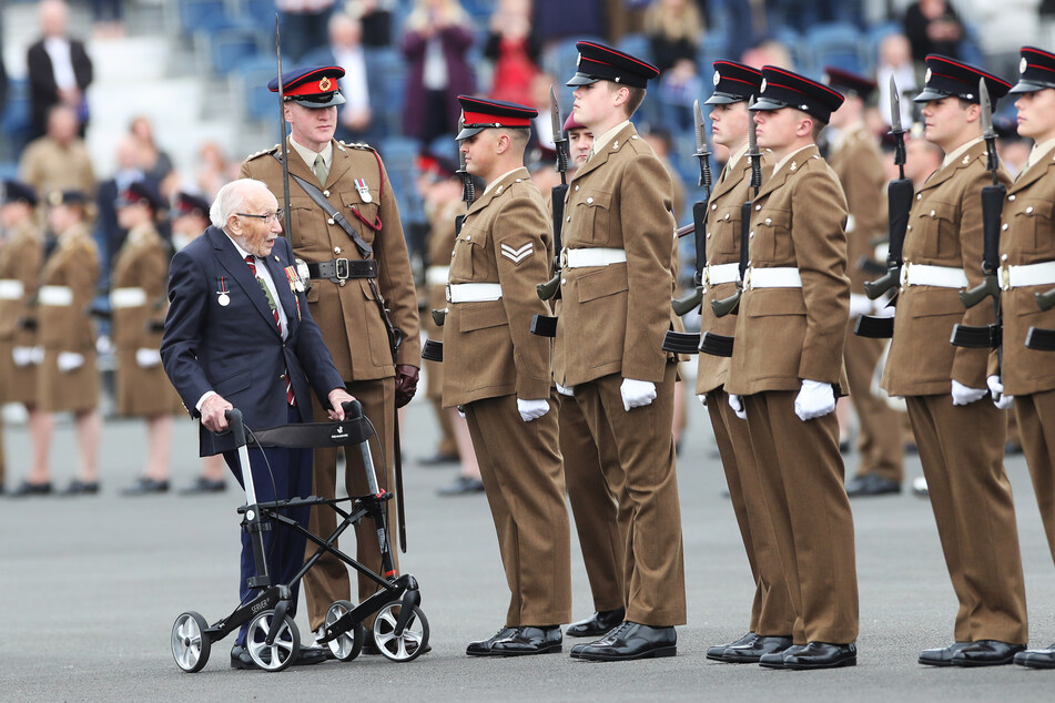 Sir Tom Moore bei dem Besuch einer militärischen Ausbildungseinrichtung. Der 100-Jährige rührte mit seiner Spendenaktionen die Herzen von Millionen von Menschen weltweit.