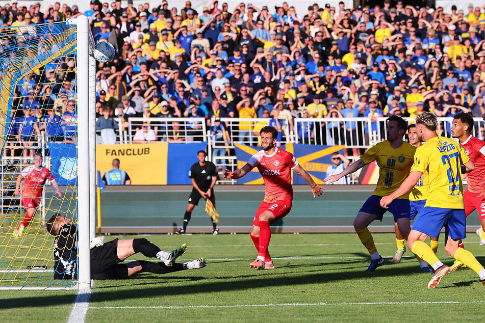 Schmerzhafte Erinnerungen an die beiden Partien gegen Würzburg: Durch die beiden Niederlagen in den Aufstiegsspielen ist der Traum von der 3. Liga für Blau-Gelb erneut geplatzt.