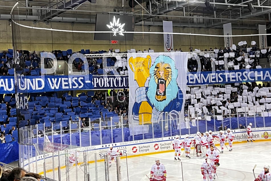 Zum Start des Derbys erinnerten die Eislöwen-Fans an die erste Sachsenmeisterschaft vor 90 Jahren.