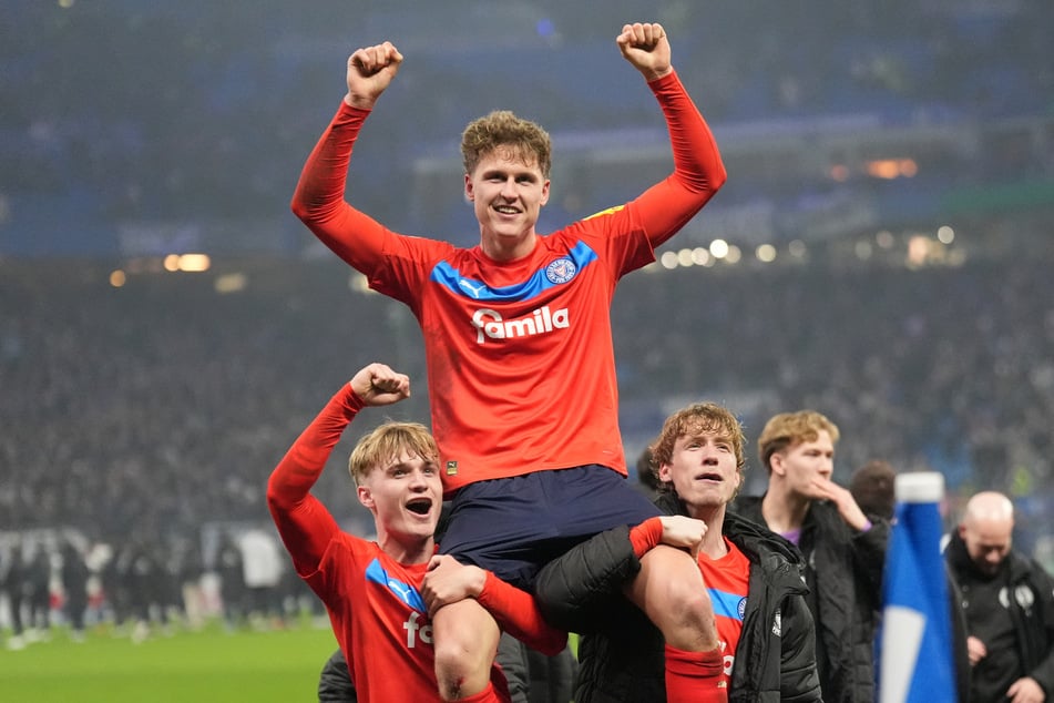 Anfang Dezember traf Phil Harres (23) im DFB-Pokal gegen den HSV und feierte mit seinen Kollegen den Einzug ins Viertelfinale.