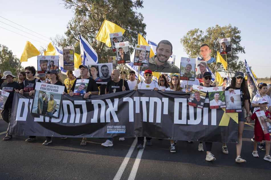 Angehörige und Unterstützer von Geiseln, die von der Hamas festgehalten werden, nehmen an einer Demonstration teil.