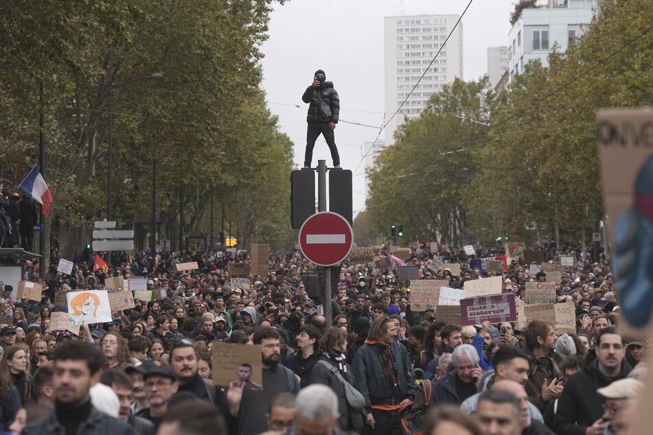Bei Demos gegen steigende Lebenshaltungskosten gingen am Samstag in Paris Tausende auf die Straße ...