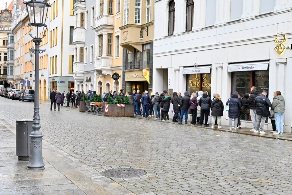 Trotz Regen und Wind: Für die Dubai-Schlange wurde in der Altstadt geduldig angestanden.