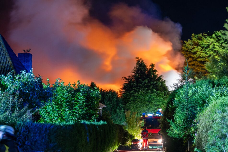 Feuerwehr findet Toten in brennendem Wohnhaus: Wer hat etwas gesehen?