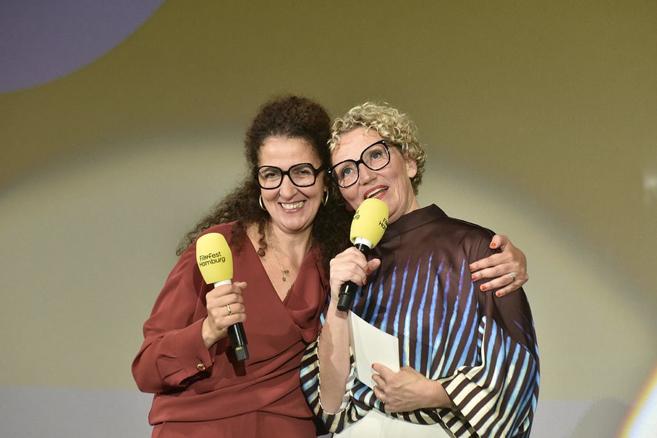 Festivalleiterin Malika Rabahallah (56) am Samstagabend mit NDR-Kultur-Moderatorin Julia Westlake (55), die durch die Abschlussveranstaltung im CinemaxX Dammtor führte.