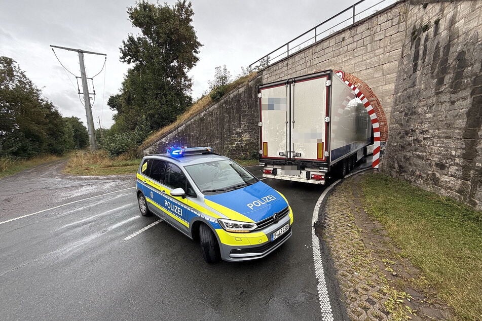 Bei der Durchfahrt verschätzt: Brötchen-Lkw bleibt im Tunnel stecken