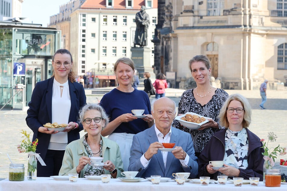 Freuen sich auf das Gastmahl: Anne-Kathrin Schladitz (40, Global Foundries, v.l.), TU-Rektorin Ursula Staudinger (67), Organisatorin Eva Sturm (46), Unterstützer Gerhard Ehninger (74), Maria Noth (49, Stiftung Frauenkirche) und tjg.-Intendantin Ulrike Lessmann (53, v.l.).