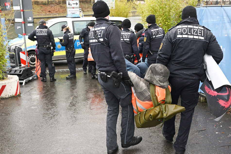 Aktivisten der "Letzten Generation" müssen in Hessen dafür bezahlen, von der Straße gelöst und weggetragen zu werden.