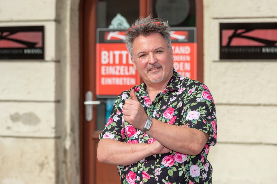 Ganz ohne Schminke und Glamour - Holger Knievel vor seinem Friseursalon in der Helgolandstraße.