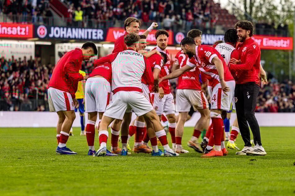Nach dem lupenreinen Hattrick Cigercis gibt es kein Halten mehr - seine Mitspieler umhüllen ihren Zauberfuß in einer Jubeltraube.