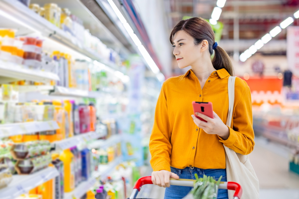 Aufgeklärte Verbraucher fallen nicht auf leere Versprechen aus der Werbung herein, sondern betrachten auch die Angebote im Kühlregal kritisch.