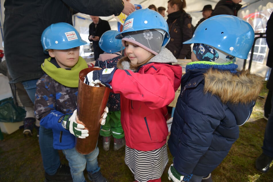 Bei der Grundsteinlegung für das Familienzentrum in Eckersbach bestückten Zwickauer Kita-Kinder eine Zeitkapsel.