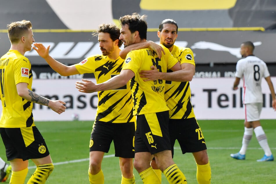 Marco Reus (l.), Thomas Delaney (2.v.l.) und Emre Can (r.) von Borussia Dortmund bejubeln den Treffer von Teamkollege Mats Hummels zum 1:1 gegen Eintracht Frankfurt.