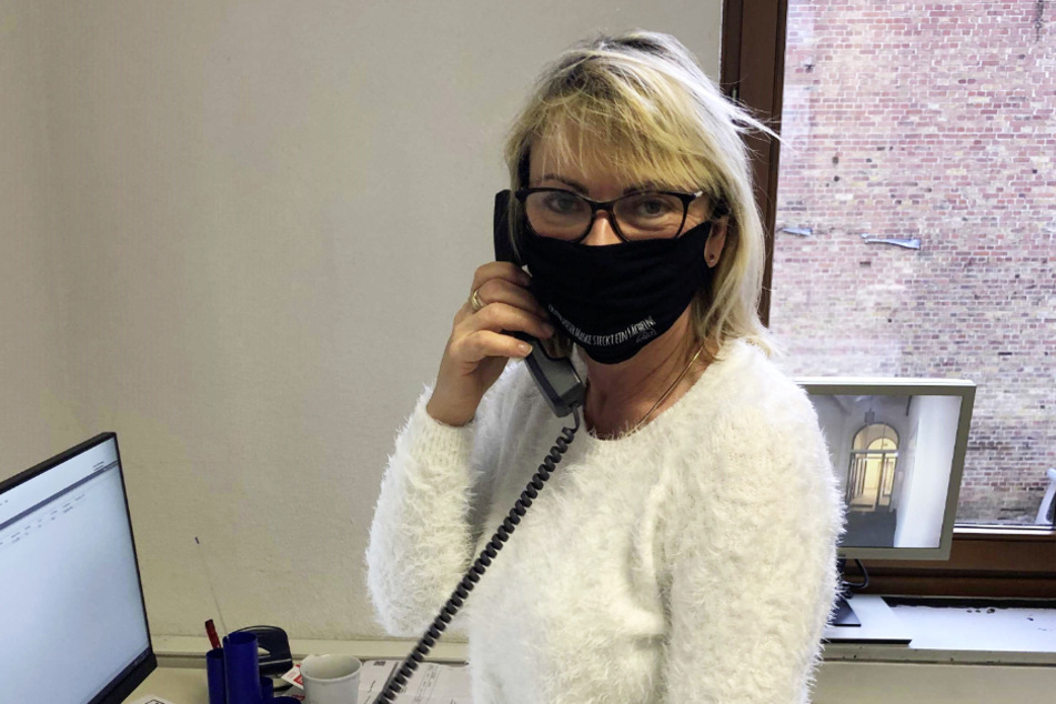 AOK-Mitarbeiterin Sabine Brandt kümmert sich um die telefonische Nachverfolgung von Infektionsketten.