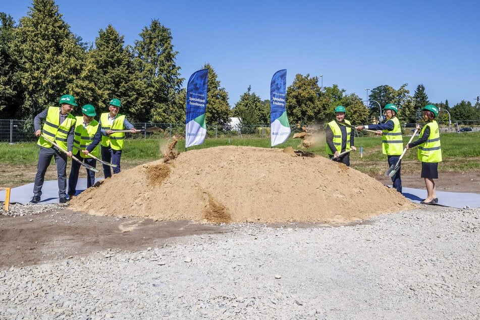 Vertreter von Unternehmen, Stadt und dem Verband Silicon Saxony trafen sich am Dienstag in Klotzsche zum Spatenstich.