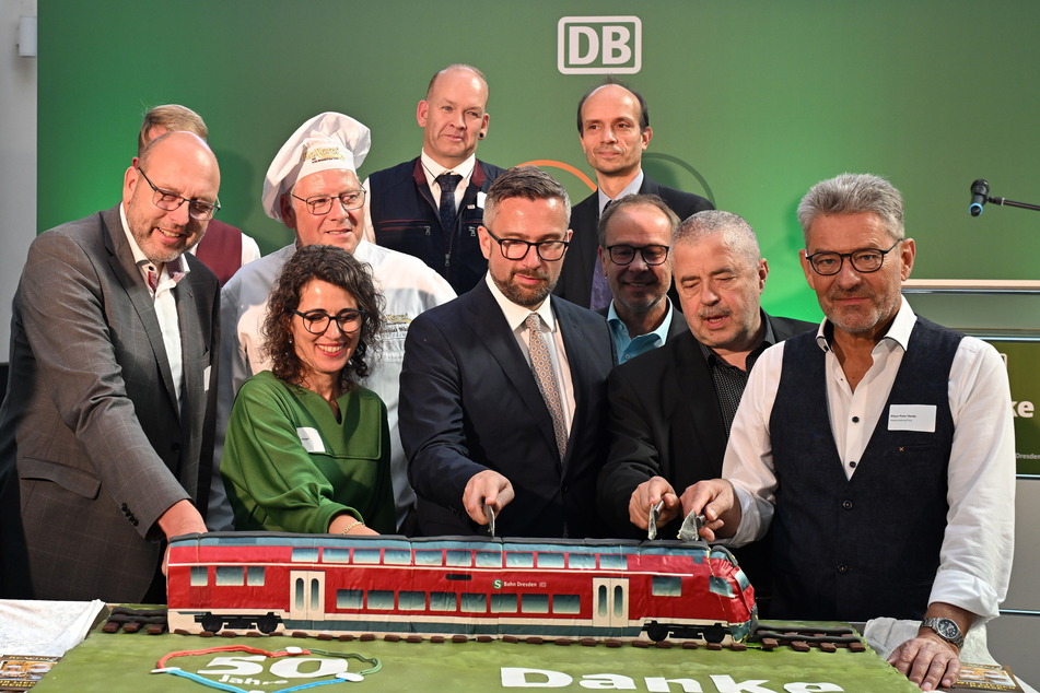 Vertreter von Deutscher Bahn, Landesregierung, VVO und den teilhabenden Kommunen schnitten gestern den cremigen Geburtstagskuchen an.
