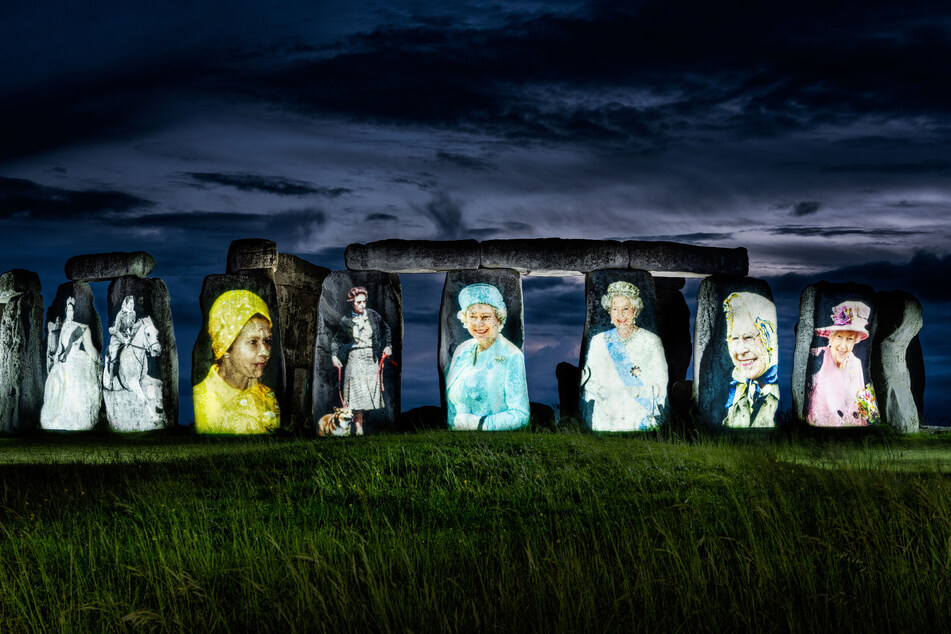 Stonehenge würdigt Queen Elizabeth II mit Motiven aus 70 Jahren Herrschaft
