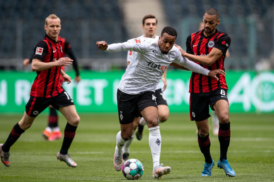 Der Borusse Alassane Plea (2.v.r.) versucht sich gegen Frankfurts Djibril Sow (r.) durchzusetzen.